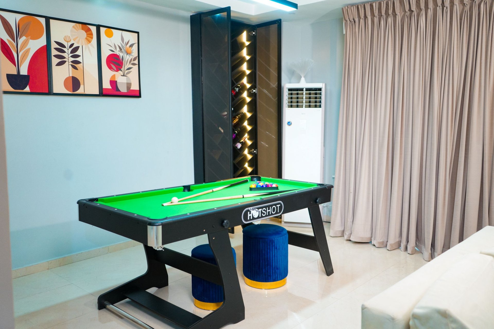Entertainment and Snooker Room