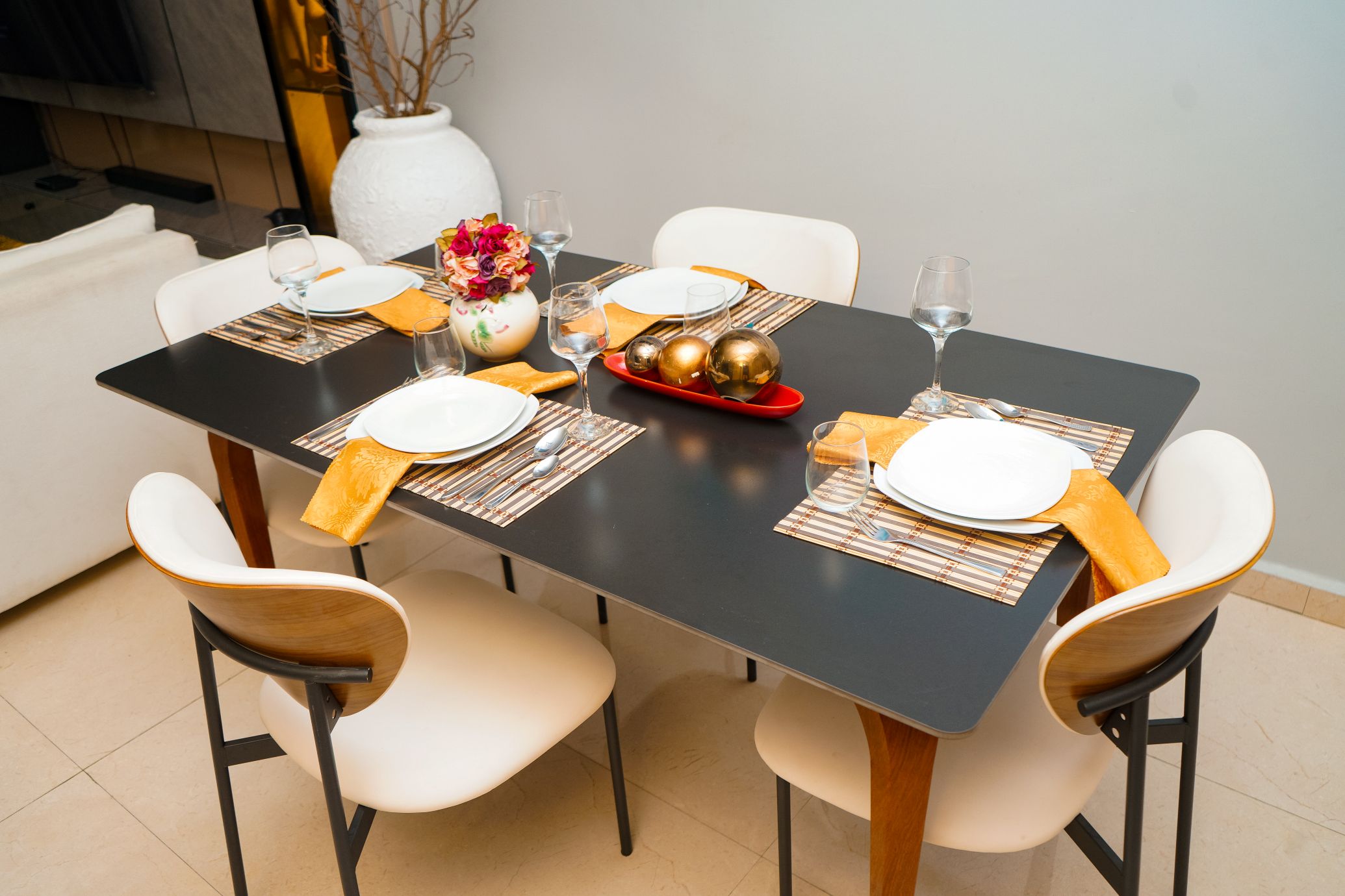 2 Bedroom Luxury Apartment dining set