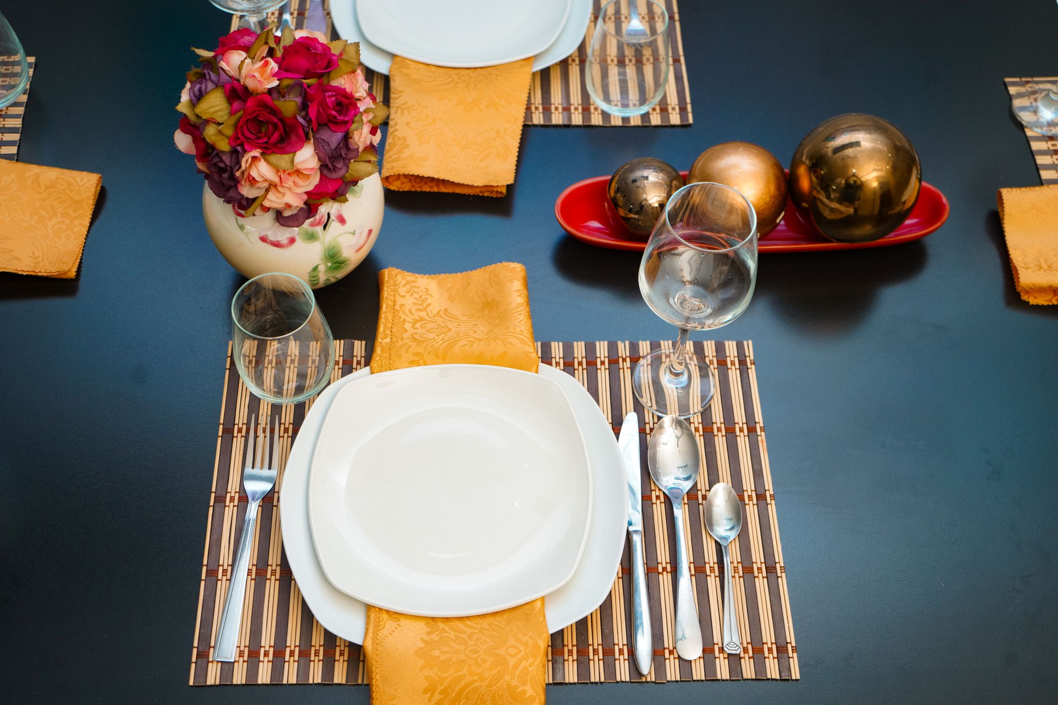 4 Bedroom Luxury Apartment dining set