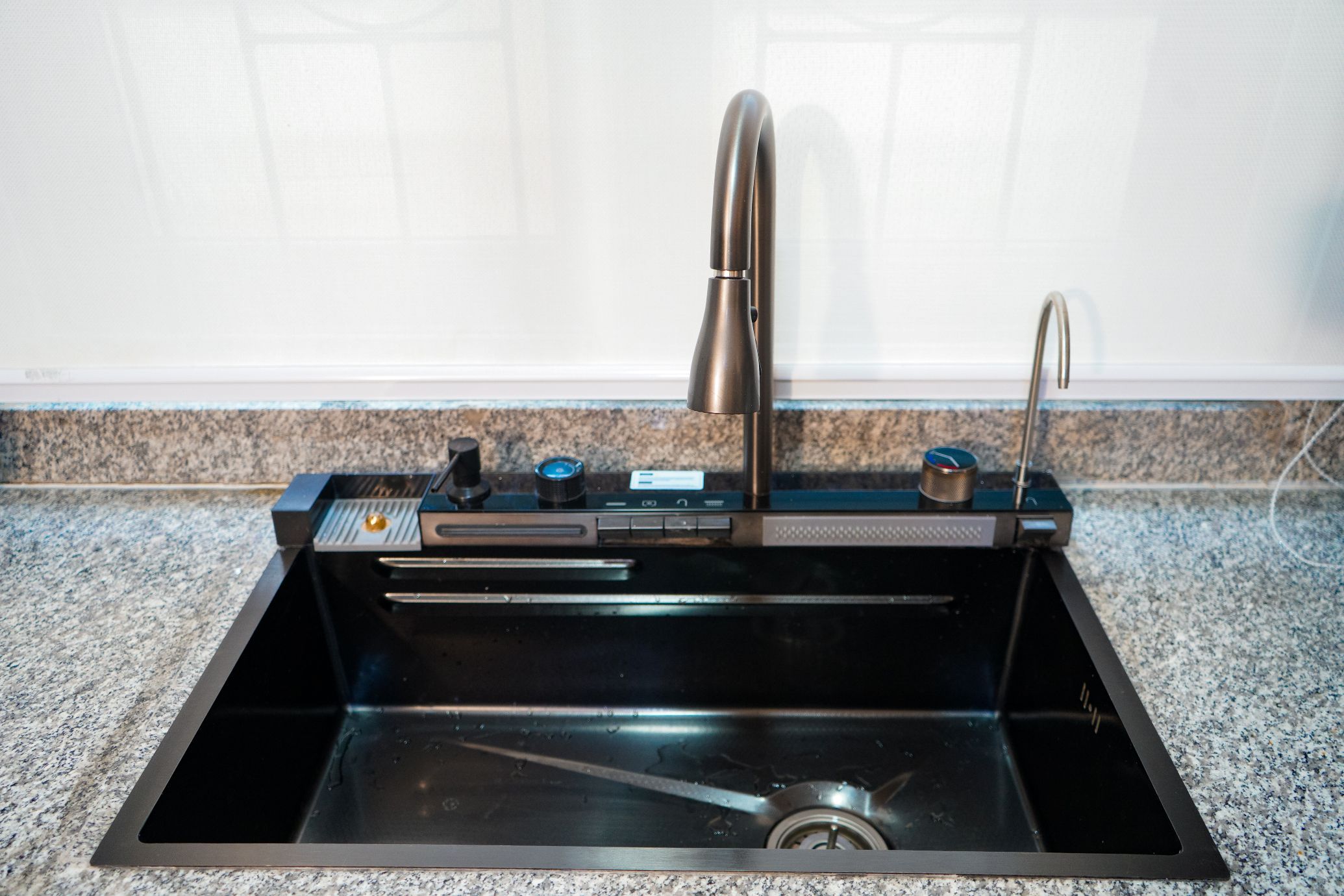 Fully equipped modern kitchen setups
